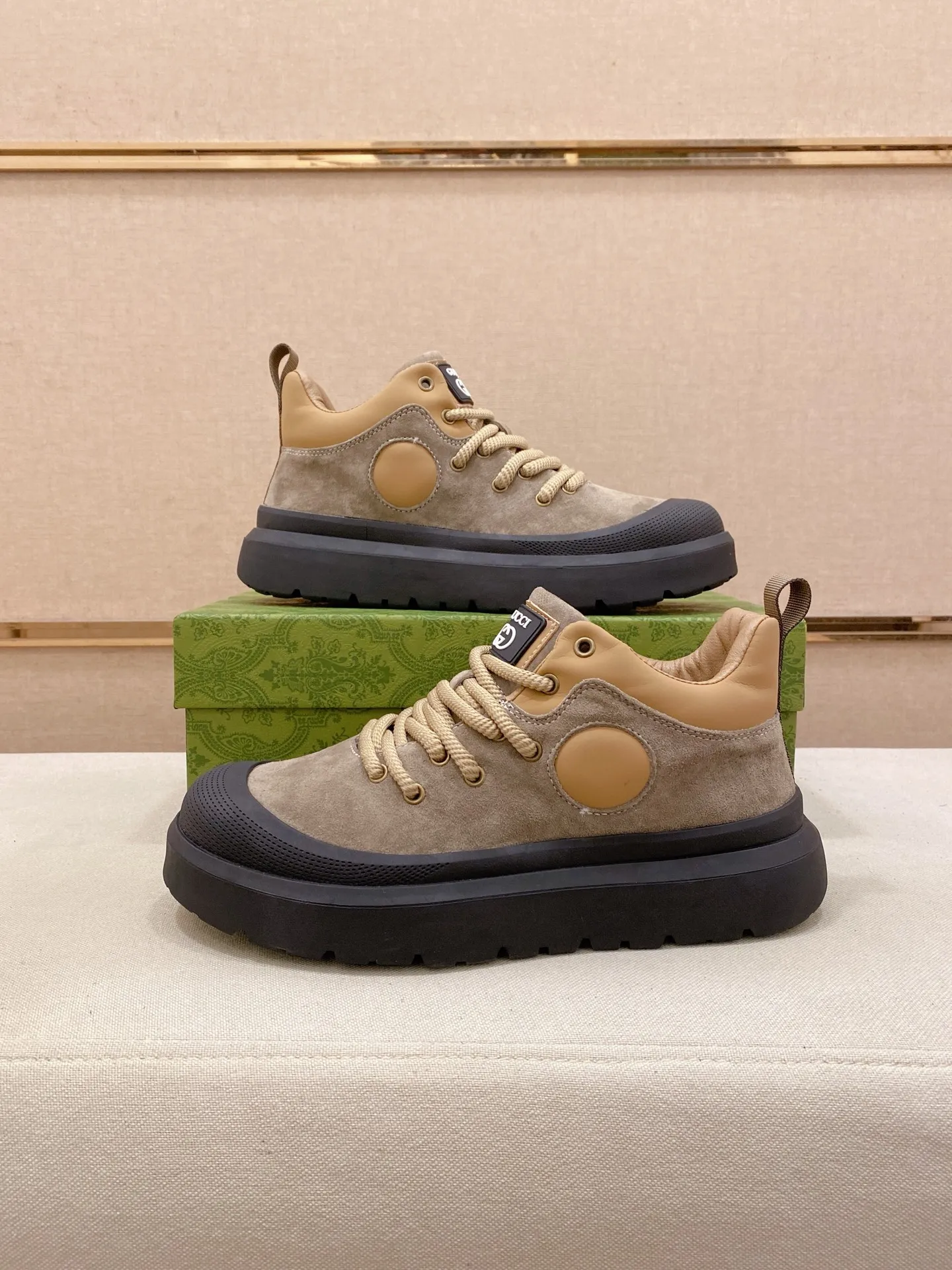 Men's men's shoes 💰 462💰🇮🇹🇮🇹GUCCI (Gucci) top 🔍🔍 new models are on sale at the same time at the counter. The uppers 🇮🇹 are imported from Italy and are made of top-grain cowhide. Fully imported genuine leather lining 💪💪, completely 1⃣️ to 1⃣️ replica 🇮🇹💪💪, ⚠ sole: original sole provided by the original factory, exclusive movable molded sole super comfortable, ⚠ original factory follow-up, 🔍🔍 high quality, you can go in and out of the counter at will, welcome to compare⚠. Code number:38-44